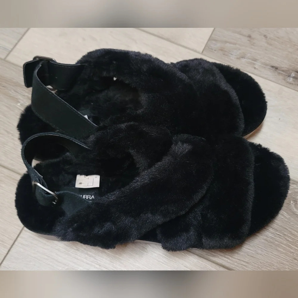 Koolaburra by UGG fuzzee flat sandal/slides with strap - Picture 2 of 4